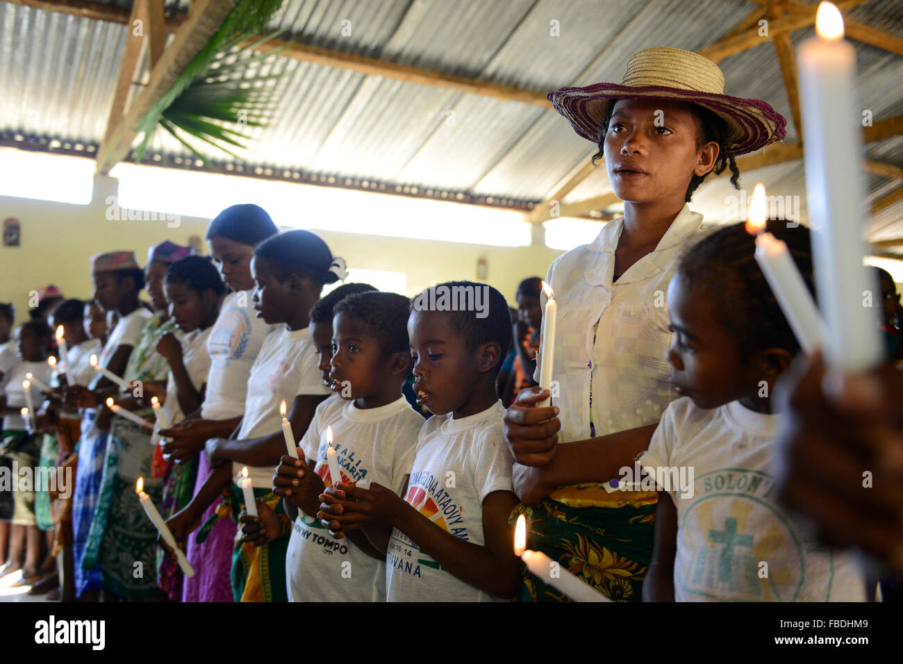 MADAGASCAR, Vohilava Mananjary, aldea, tribu Tanala Tanambao Norte, el bautismo en la iglesia católica Foto de stock
