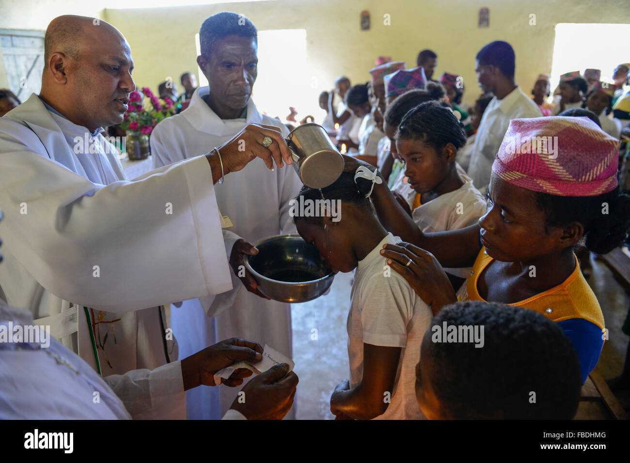 MADAGASCAR, Vohilava Mananjary, aldea, tribu Tanala Tanambao Norte, el bautismo en la iglesia católica Foto de stock