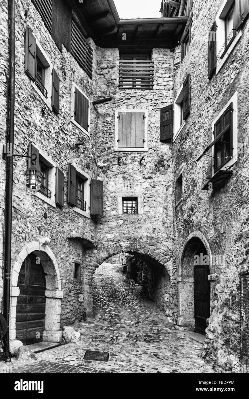 Estrecho callejón de un pueblo medieval en el norte de Italia. Foto de stock