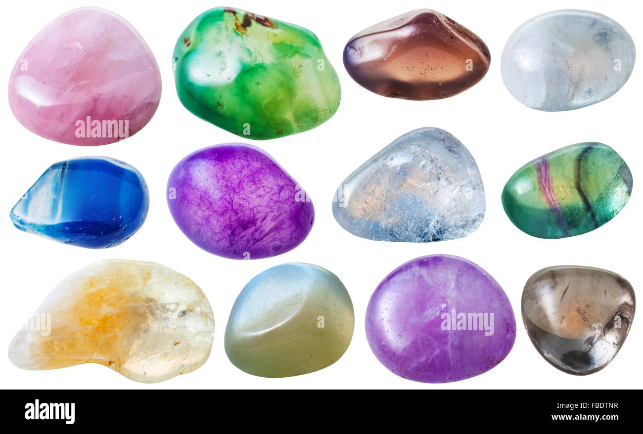 Piedras preciosas minerales naturales - set de 12 pcs azul, rosa, violeta,  amarillo, verde transparente piedras preciosas aislado sobre fondo blanco  Fotografía de stock - Alamy