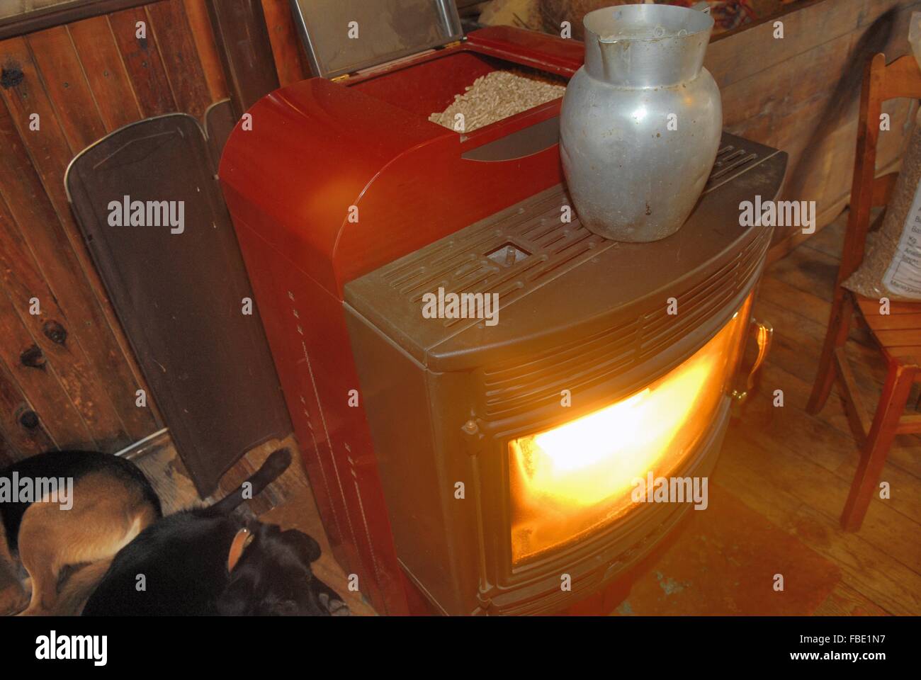La estufa de pellets (alimentados con combustibles ecológicos como resultado de los descartes de madera) Foto de stock