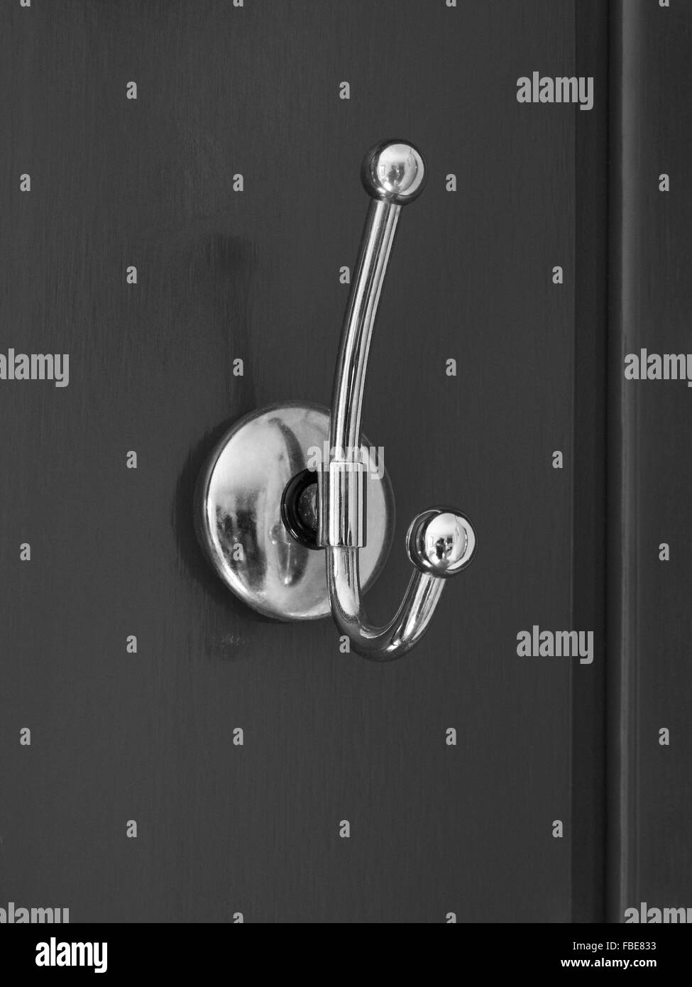 Colgador de ropa en la puerta. Vertical. Blanco y negro Fotografía de stock  - Alamy