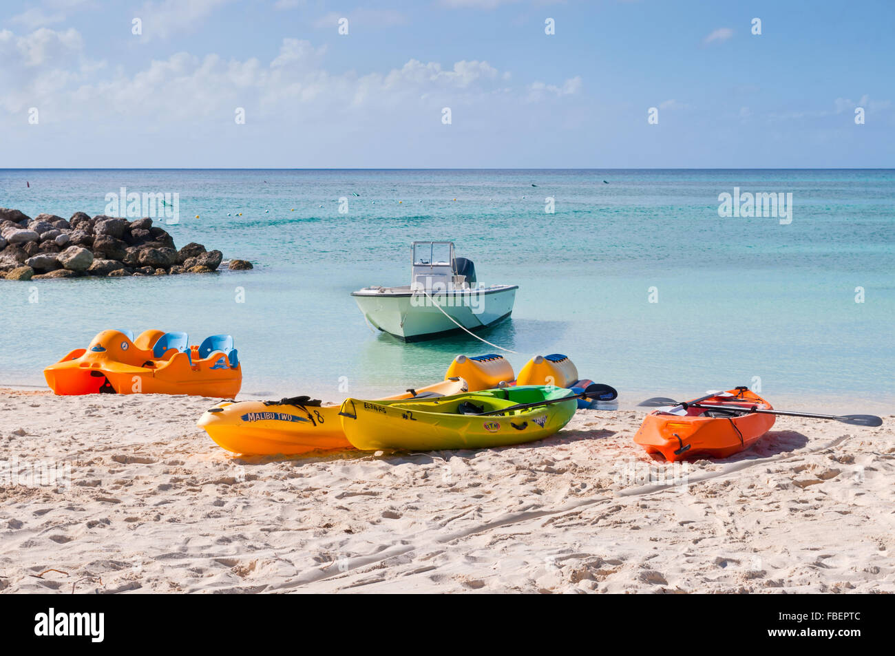 Equipos de deportes acuáticos en la playa Princess Cays, Eleuthera en las Bahamas el 7 de diciembre Foto de stock