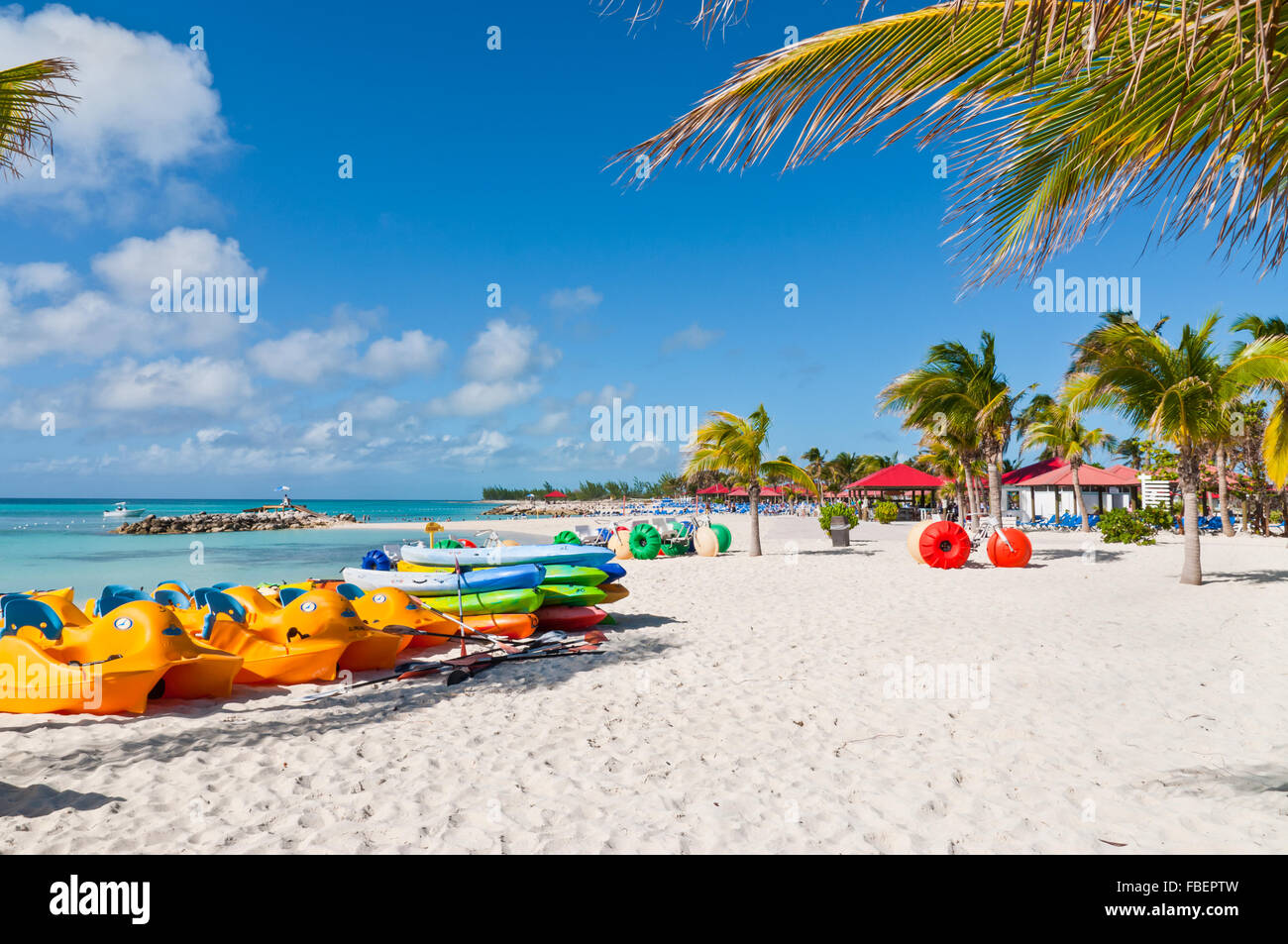 Equipos de deportes acuáticos en la playa Princess Cays, Eleuthera en las Bahamas Foto de stock