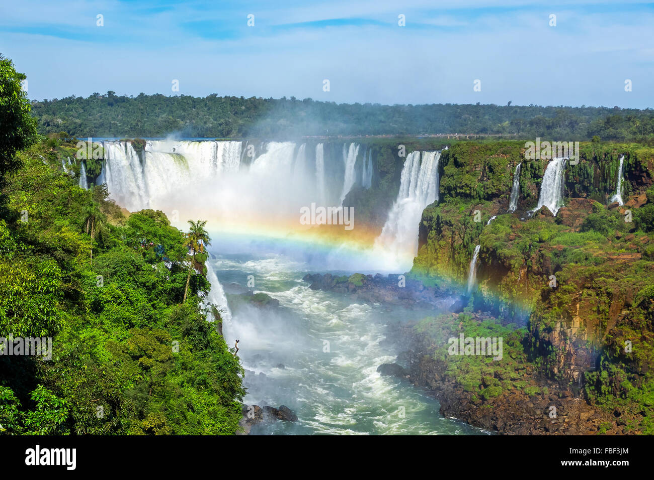Arco iris en las Cataratas del Iguazú, en la frontera de Argentina y Brasil. Foto de stock