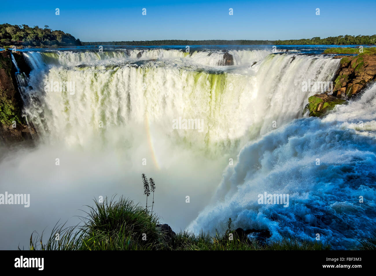 Garganta del Diablo en las Cataratas del Iguazú, una de las grandes maravillas naturales del mundo, en la frontera de Argentina y Brasil. Foto de stock
