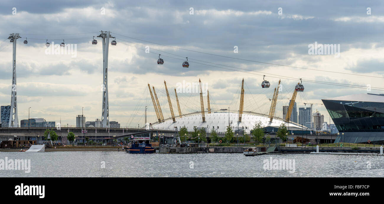 Vista del teleférico de Londres sobre el río Támesis Foto de stock