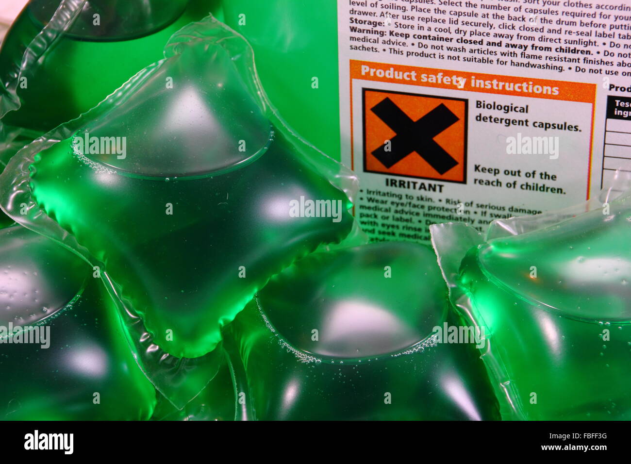 Instrucciones de seguridad sobre un detergente líquido biológico contenedor  cápsula avisa a los usuarios de que el producto es un irritante Fotografía  de stock - Alamy