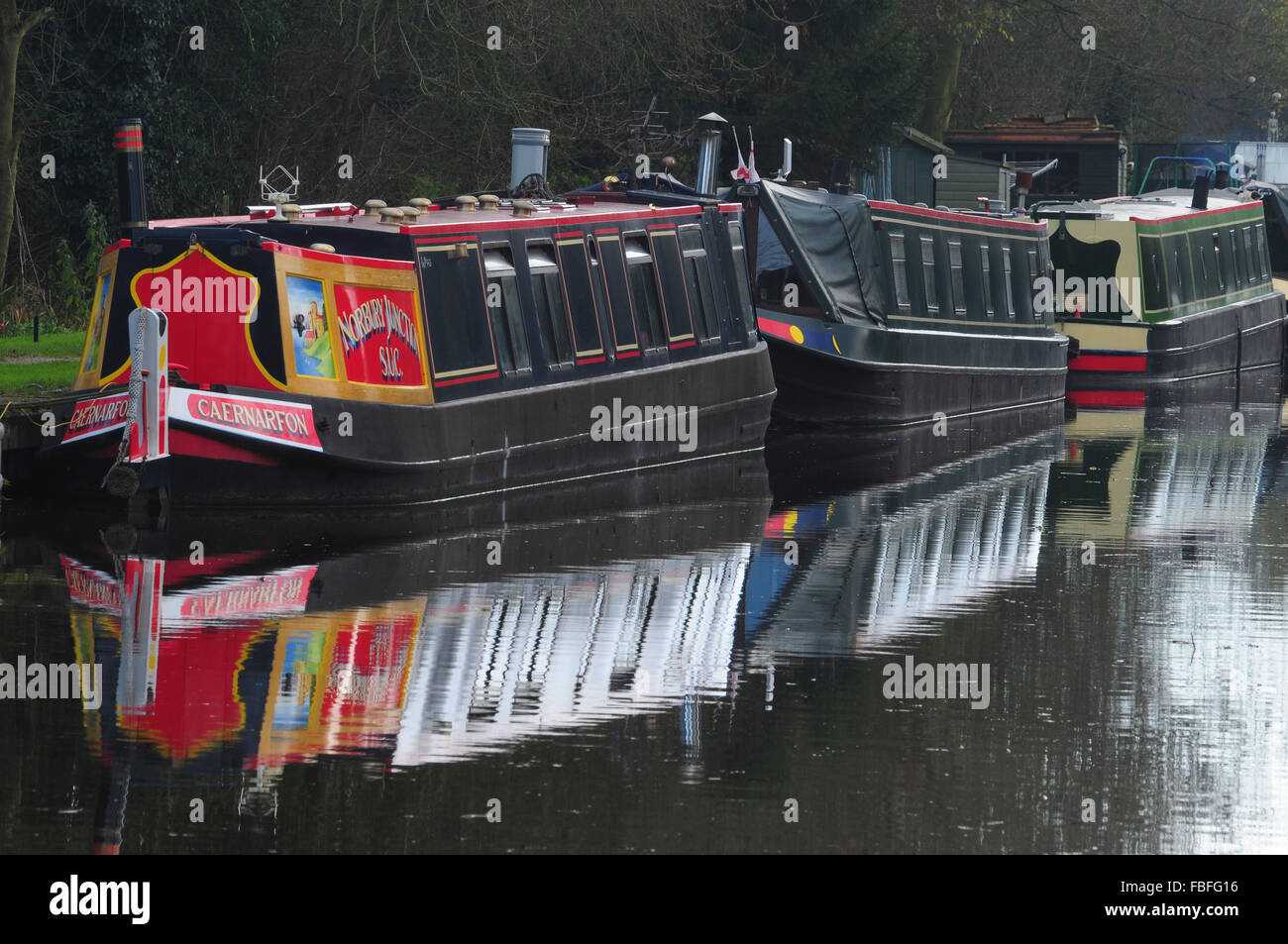 Barcos de canal en Norbury Junction en la Shropshire Union Canal, con sus reflejos en el agua UK Foto de stock