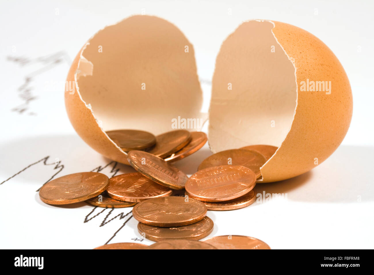 Huevos rotos con centavos cayendo desde el interior para mostrar el concepto de 'mi fondo de jubilación se ha ido!" Foto de stock