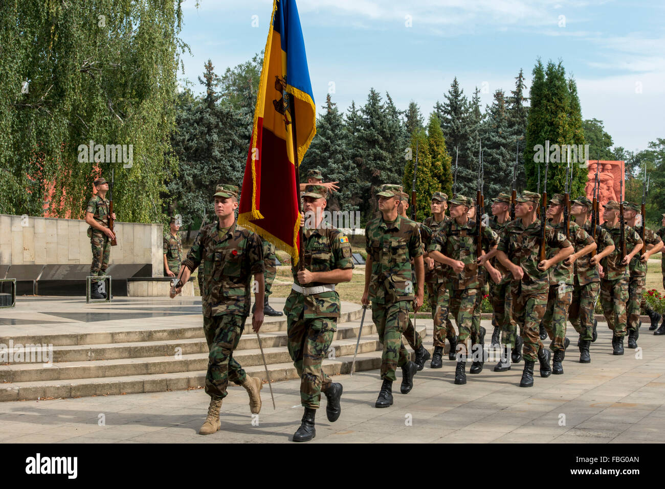 Los soldados ensayar para festejos del Día de Independencia, segunda guerra mundial complejo Memorial Eternitate, Chisinau Foto de stock