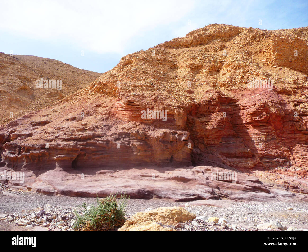 Hermosos colores rojo y rosa de la piedra arenisca roja del cañón en las montañas del sur de Eilat, Israel Foto de stock