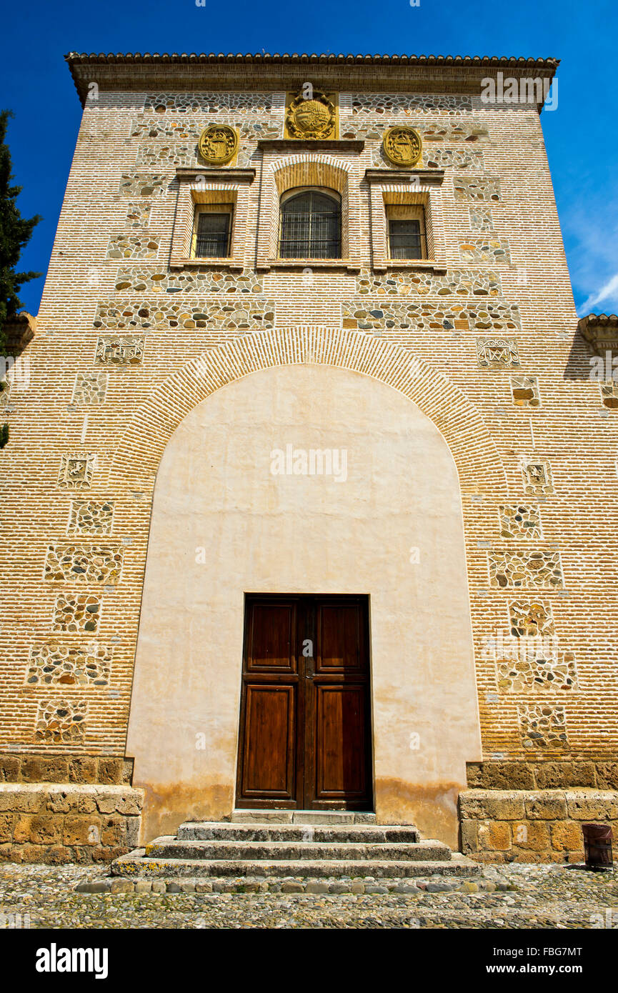 La fachada principal, la iglesia de Santa Maria de la Alhambra, la
