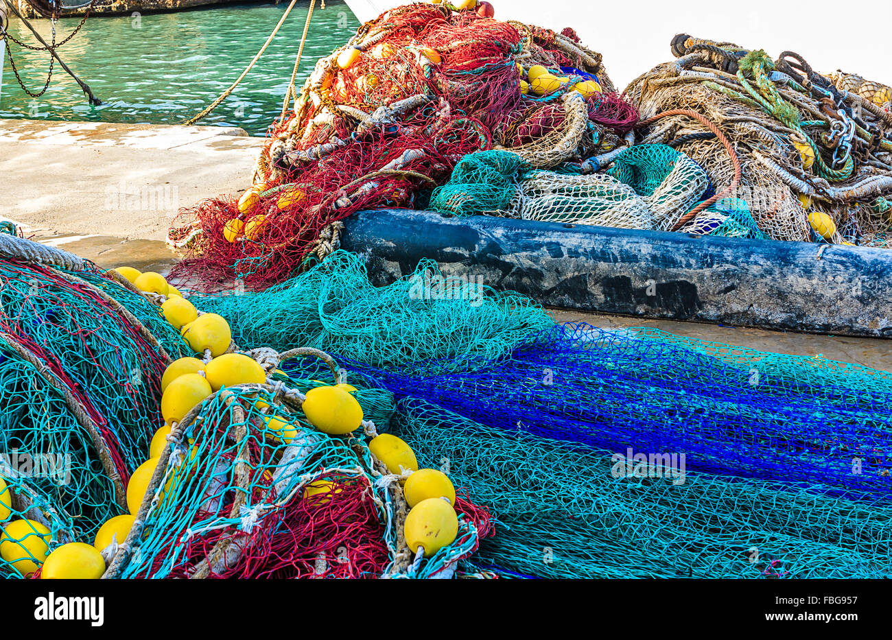 Redes de peces de colores brillantes en un puerto mediterráneo Foto de stock