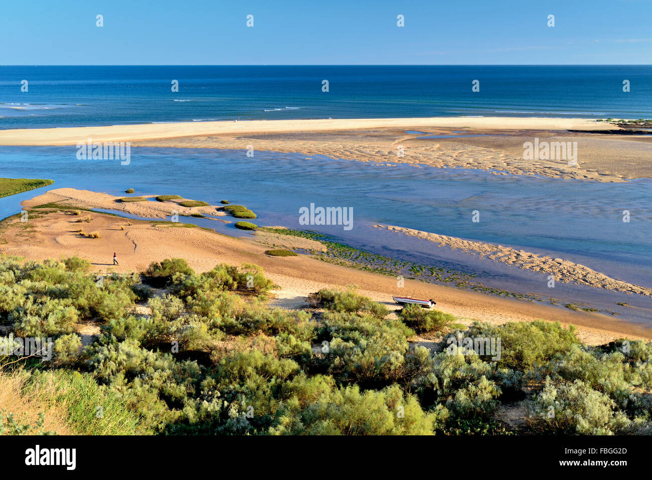 Portugal, Algarve: Vista de bancos de arena y pequeñas islas del Parque Natural Ria Formosa Foto de stock