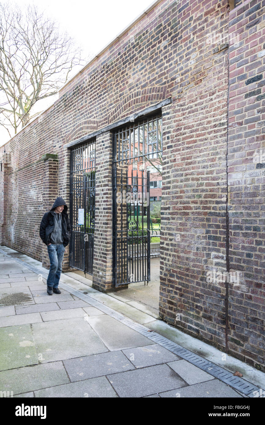 Sitio de la ex prisión Marshalsea - Los supervivientes de los restos de la muralla perimetral y puertas de la notoria prisión en Southwark Foto de stock