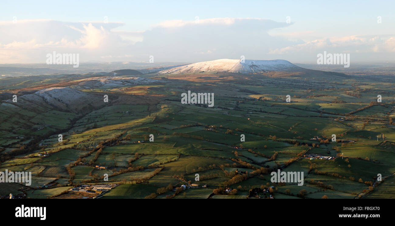 Vista aérea del cerro nevado en los valles de Yorkshire, Reino Unido Foto de stock
