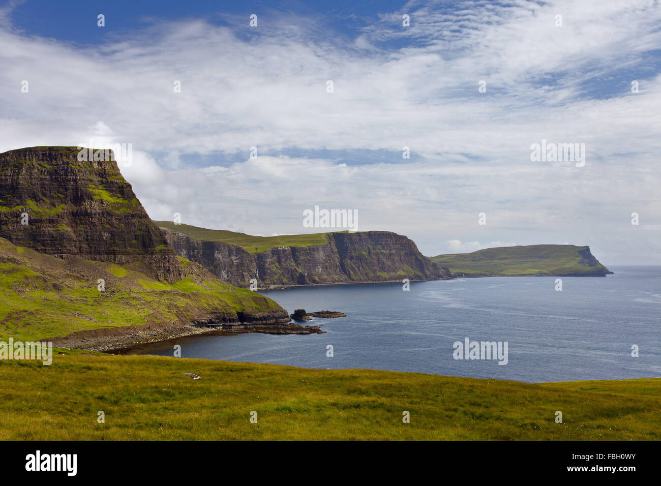 Acantilados, Bahía, Waterstein Head, Ilse de Skye, Highlands, Escocia Foto de stock