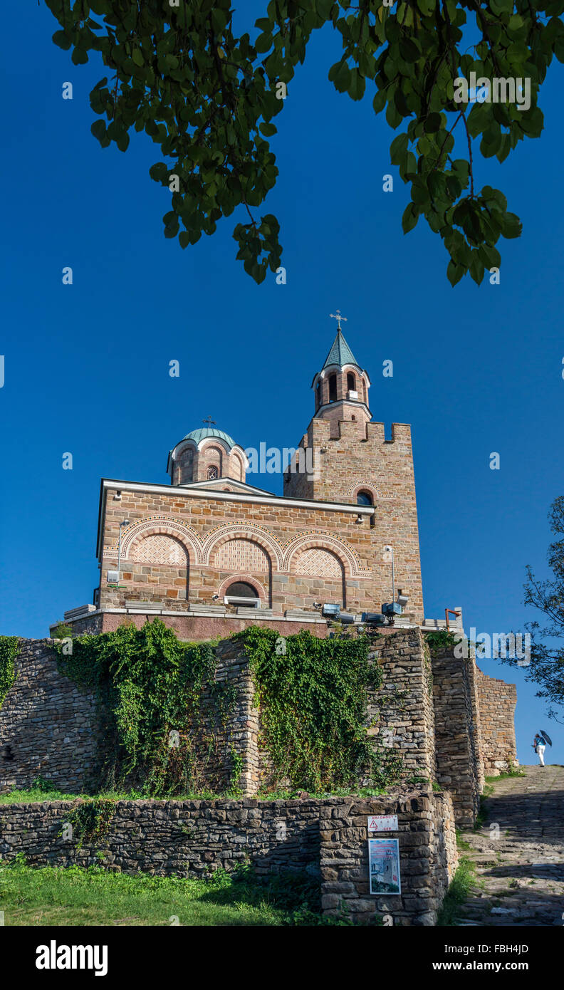 La Iglesia patriarcal, construida en 1981, en la Fortaleza de Tsarevets en Veliko Tarnovo, Bulgaria Foto de stock