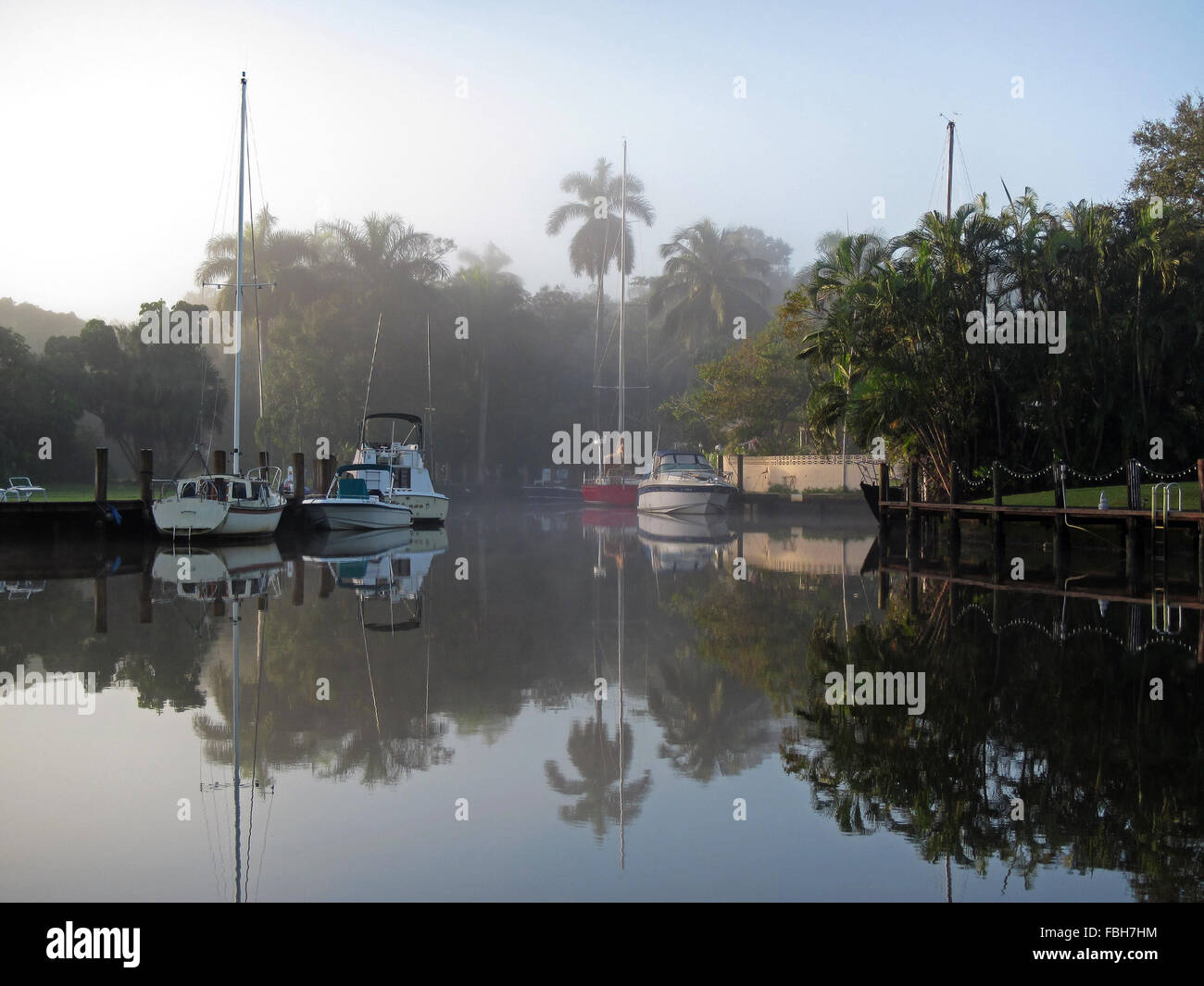 Amanecer neblinoso en medio de yates en New River, Fort Lauderdale, Florida Foto de stock