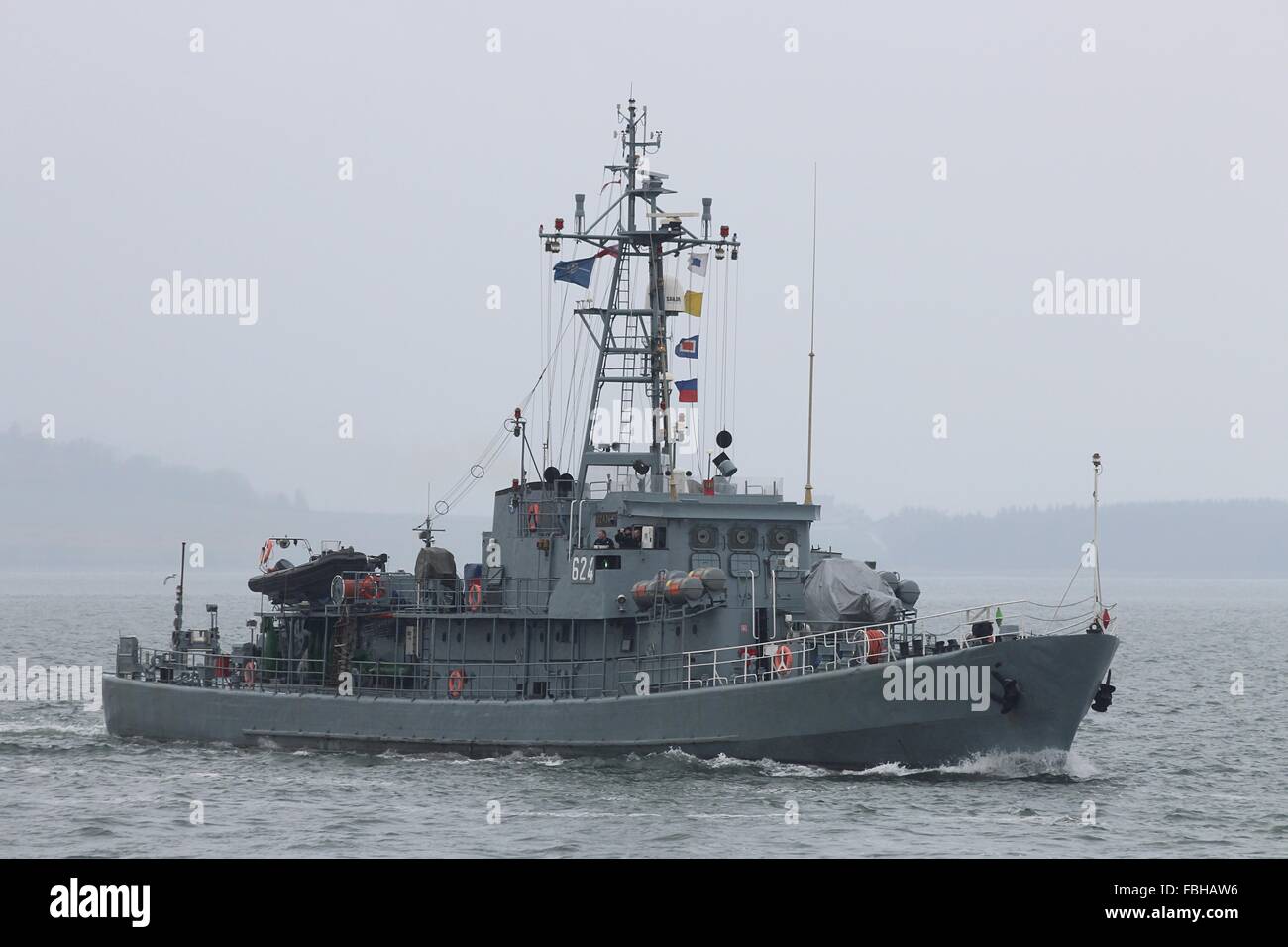 ORP Czajka, un proyecto 206FM Clase minehunter de la marina polaca, pasa de la India Oriental en el puerto de Greenock durante la Joint Warrior 13-1 Foto de stock