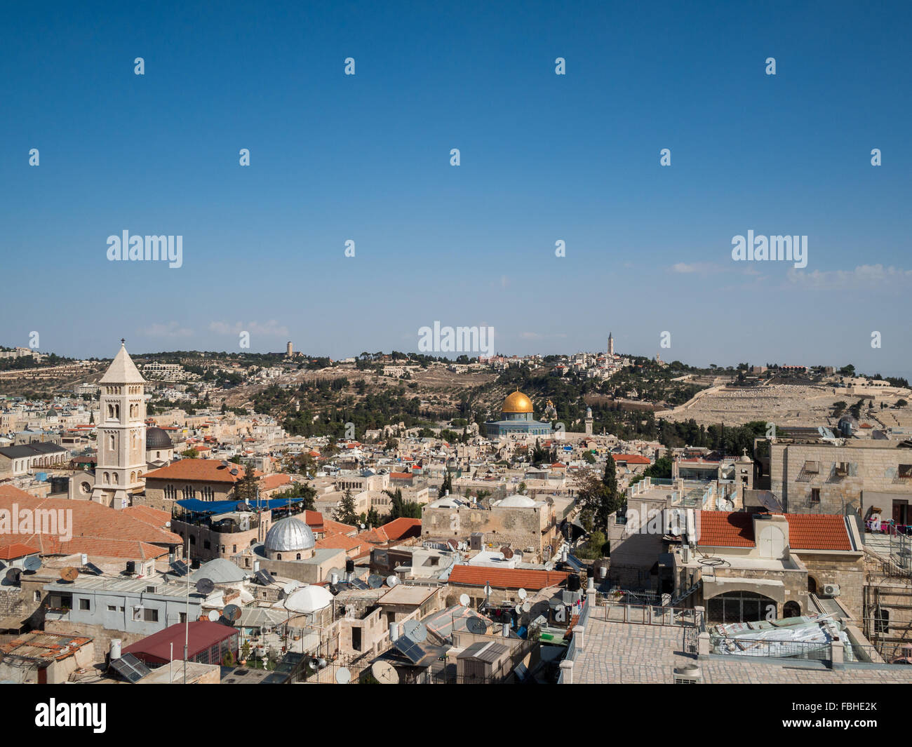 Vistas a la Ciudad Antigua de Jerusalén al Monte de los Olivos y la cúpula de la roca de la cima de la Torre de David Foto de stock