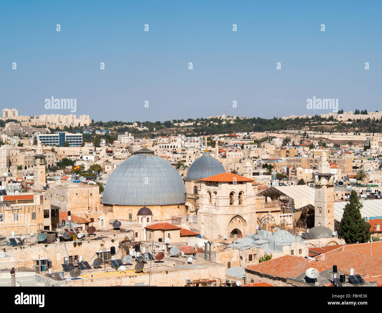 Las cúpulas de la Iglesia del Santo Sepulcro de Jerusalén a los viejos tejados visto desde la cima de la Torre de David Foto de stock