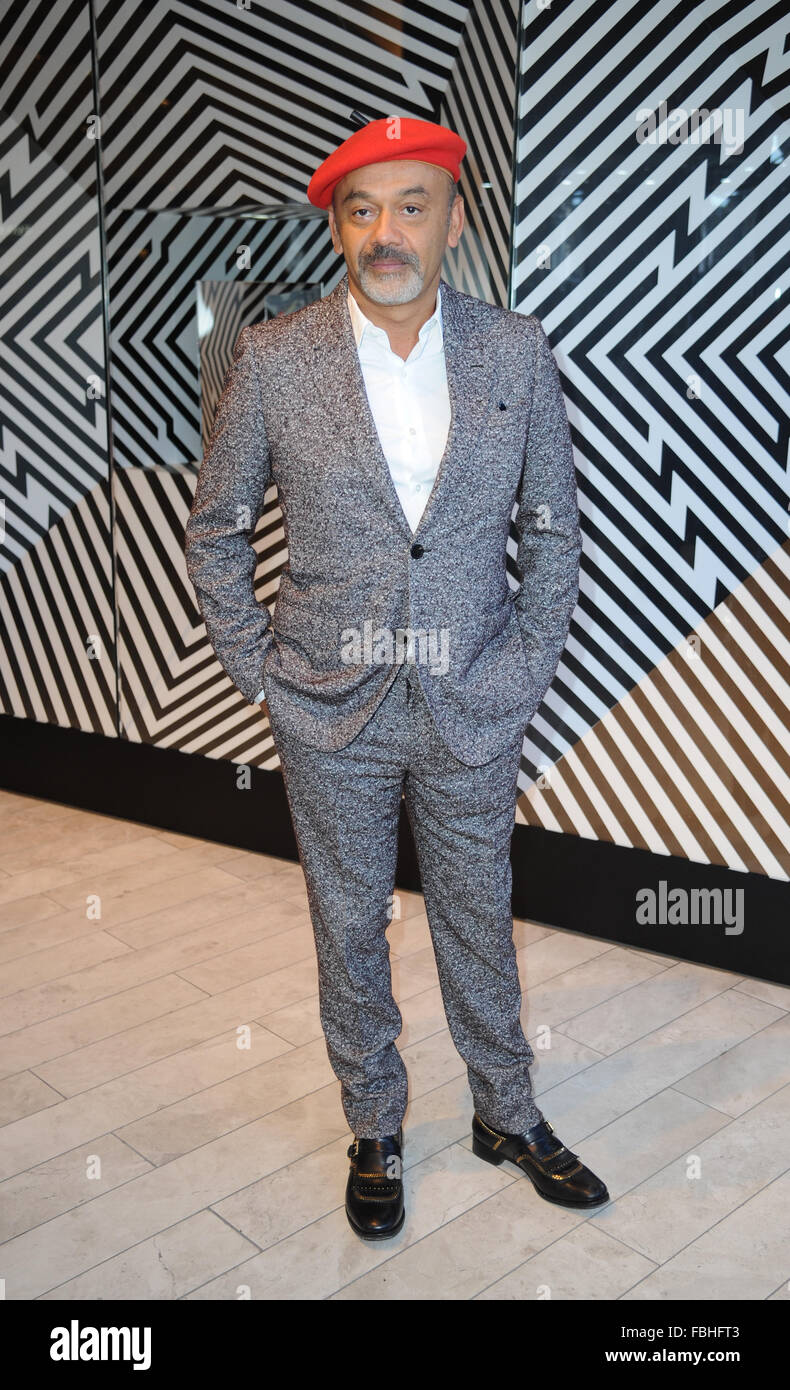 Diseñador de calzado Christian Louboutin lanza una nueva tienda que vende  su marca zapatos de suela roja dentro de Selfridges, en Manchester  Fotografía de stock - Alamy
