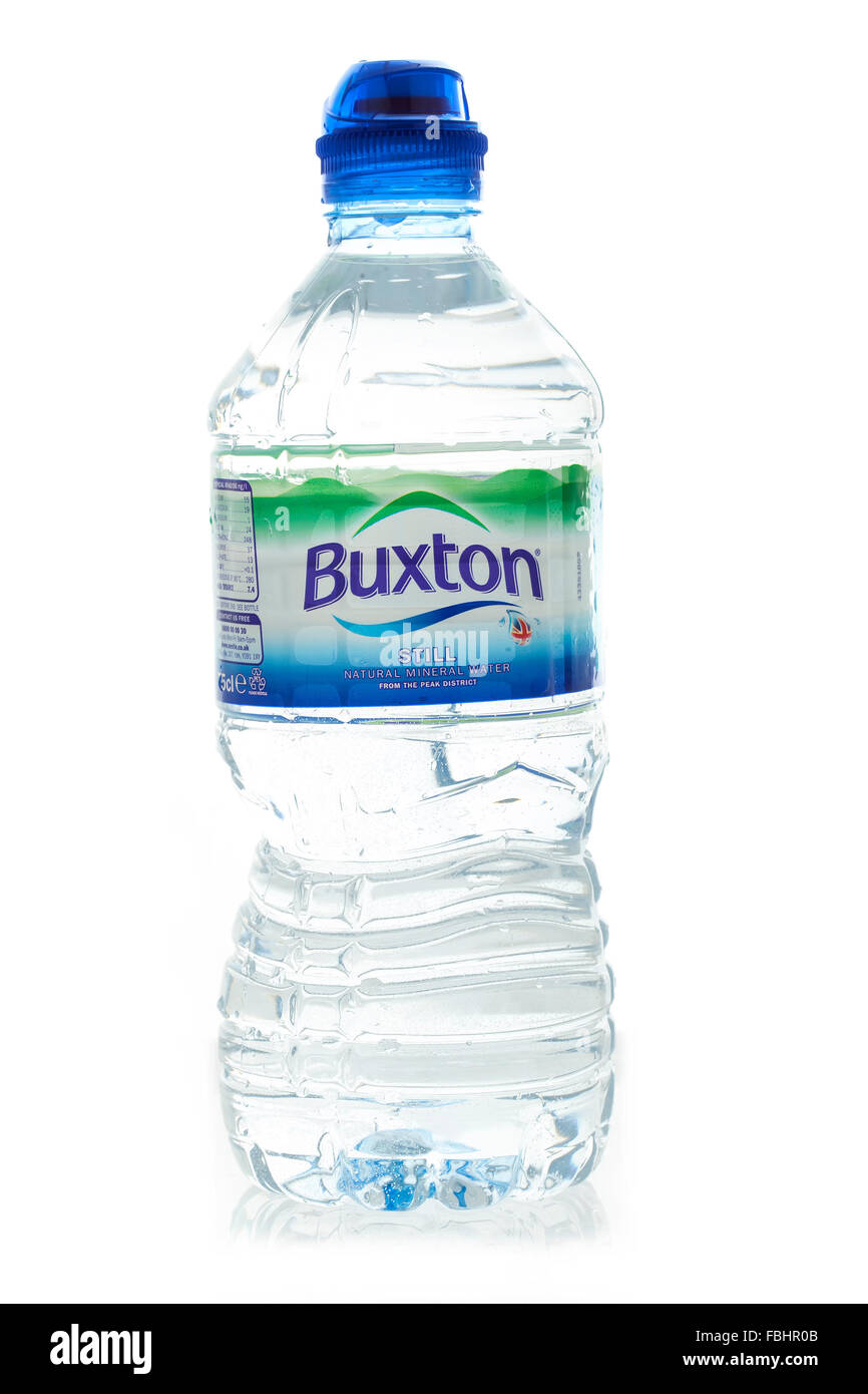 Botella de Agua Mineral Natural Buxton sobre un fondo blanco. Foto de stock