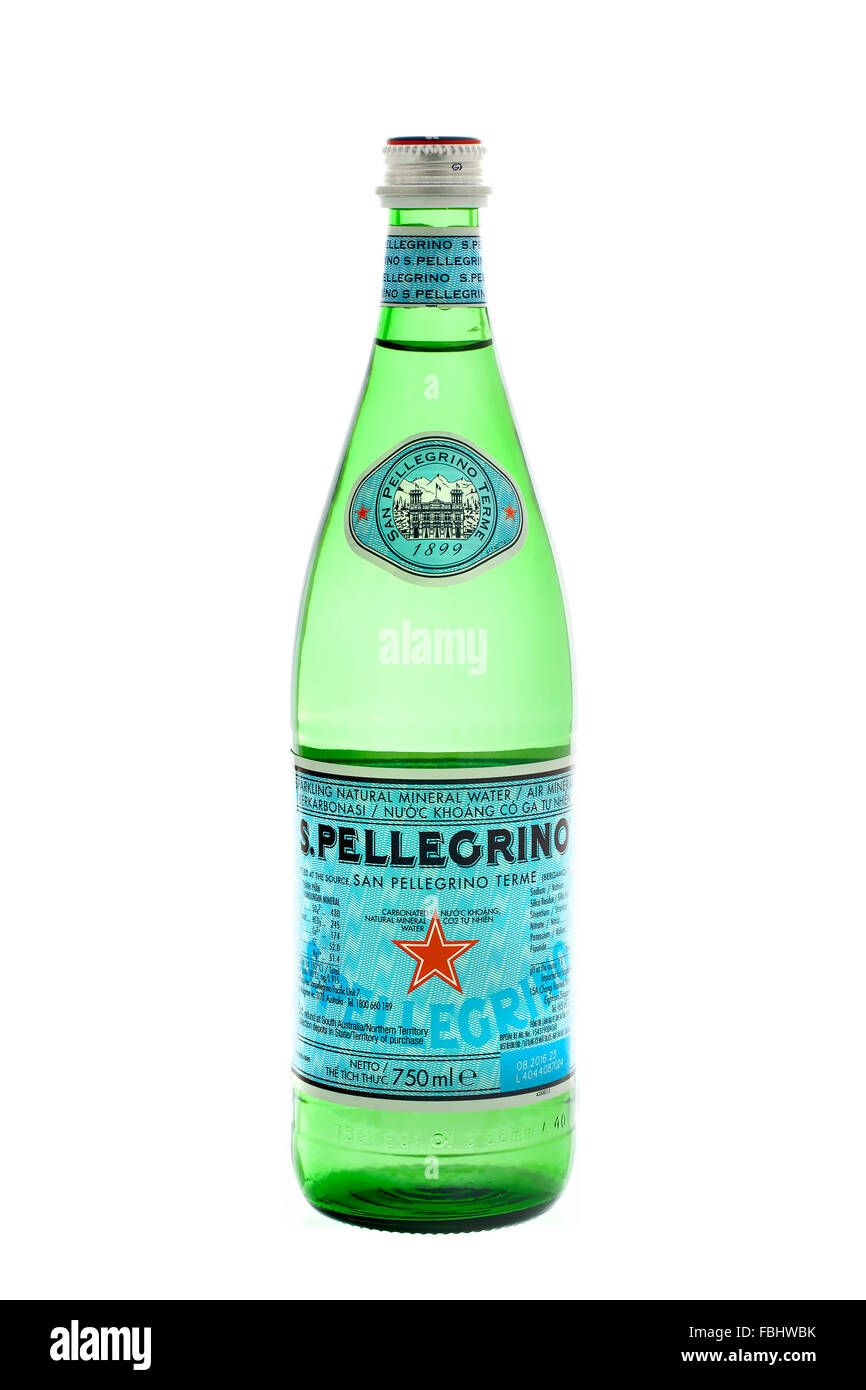 Botella de agua mineral San Pellegrino. San Pellegrino es una marca italiana de producir agua mineral Foto de stock