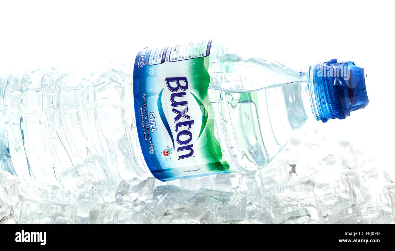 Botella de Agua Mineral Natural Buxton sobre hielo Foto de stock