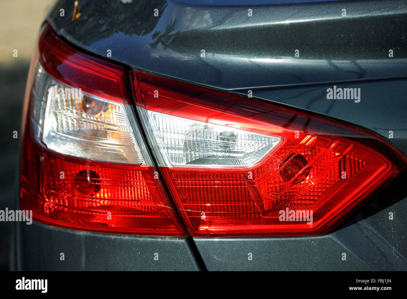 Las luces traseras, luces de freno, luces de marcha atrás está equipado con  luz y luz roja Fotografía de stock - Alamy