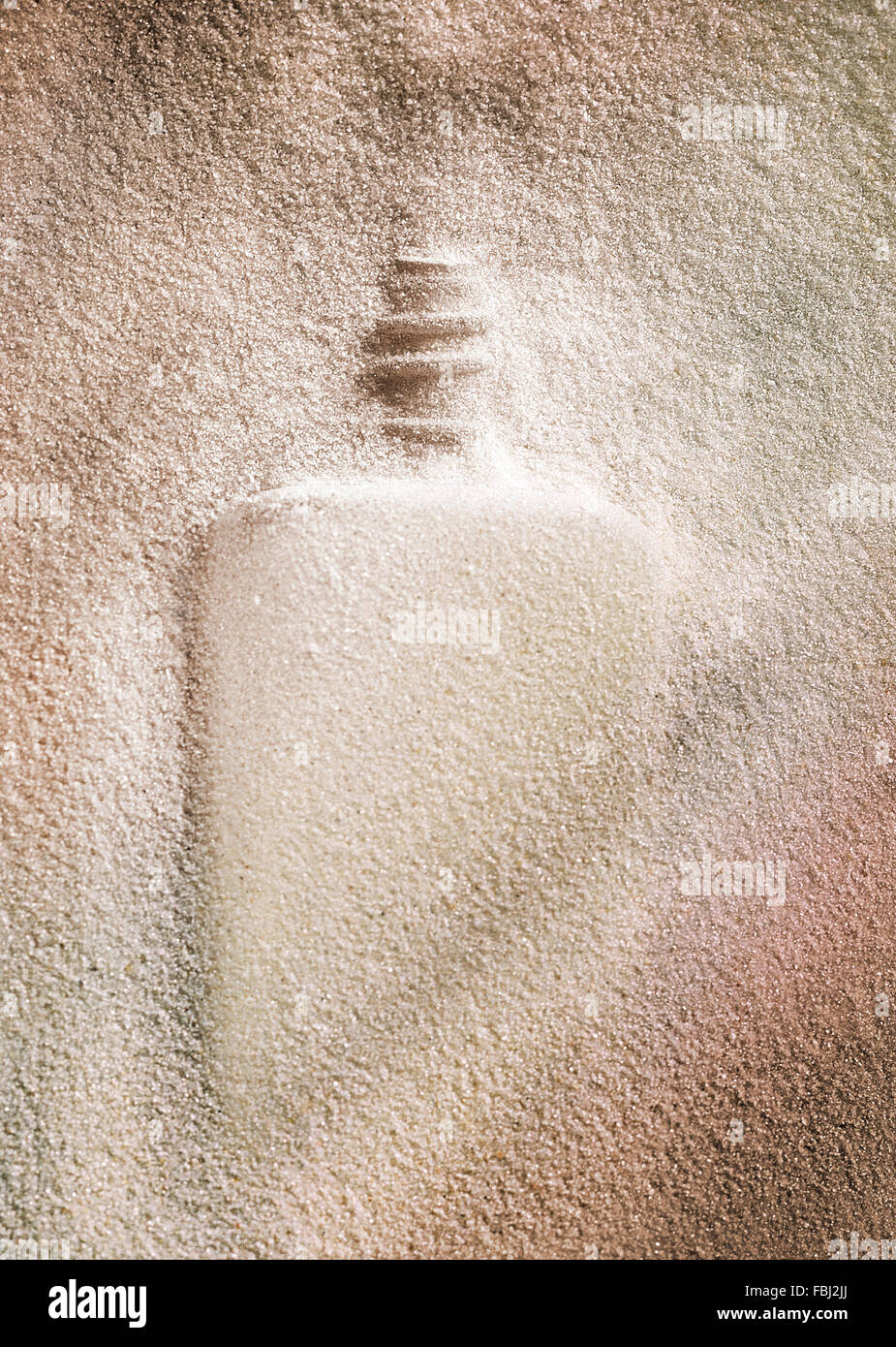 Silueta de la botella en una arena raw material de vidrio Foto de stock