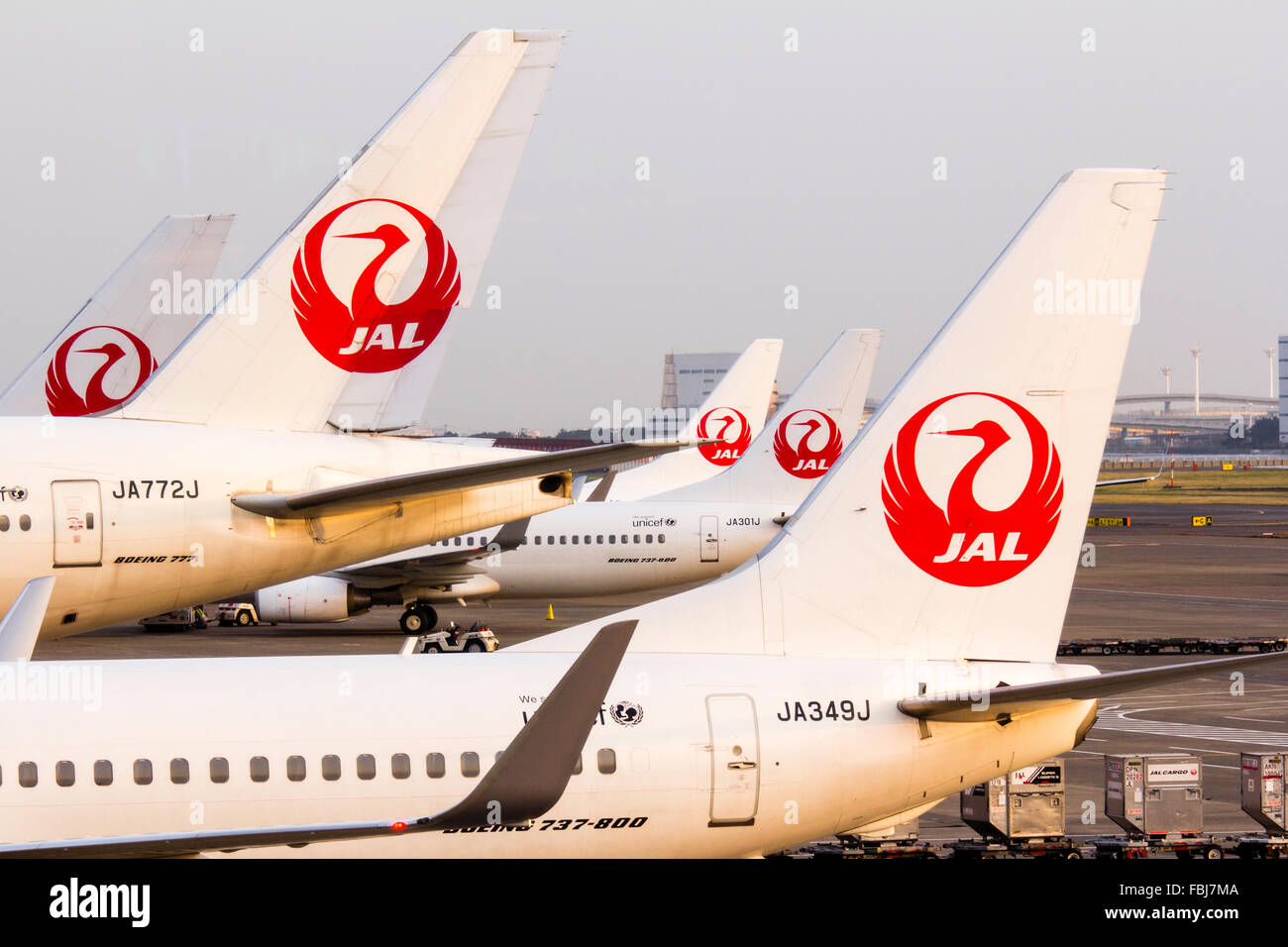 Japón, Tokio, el aeropuerto de Haneda. A lo largo de Sideview fila de