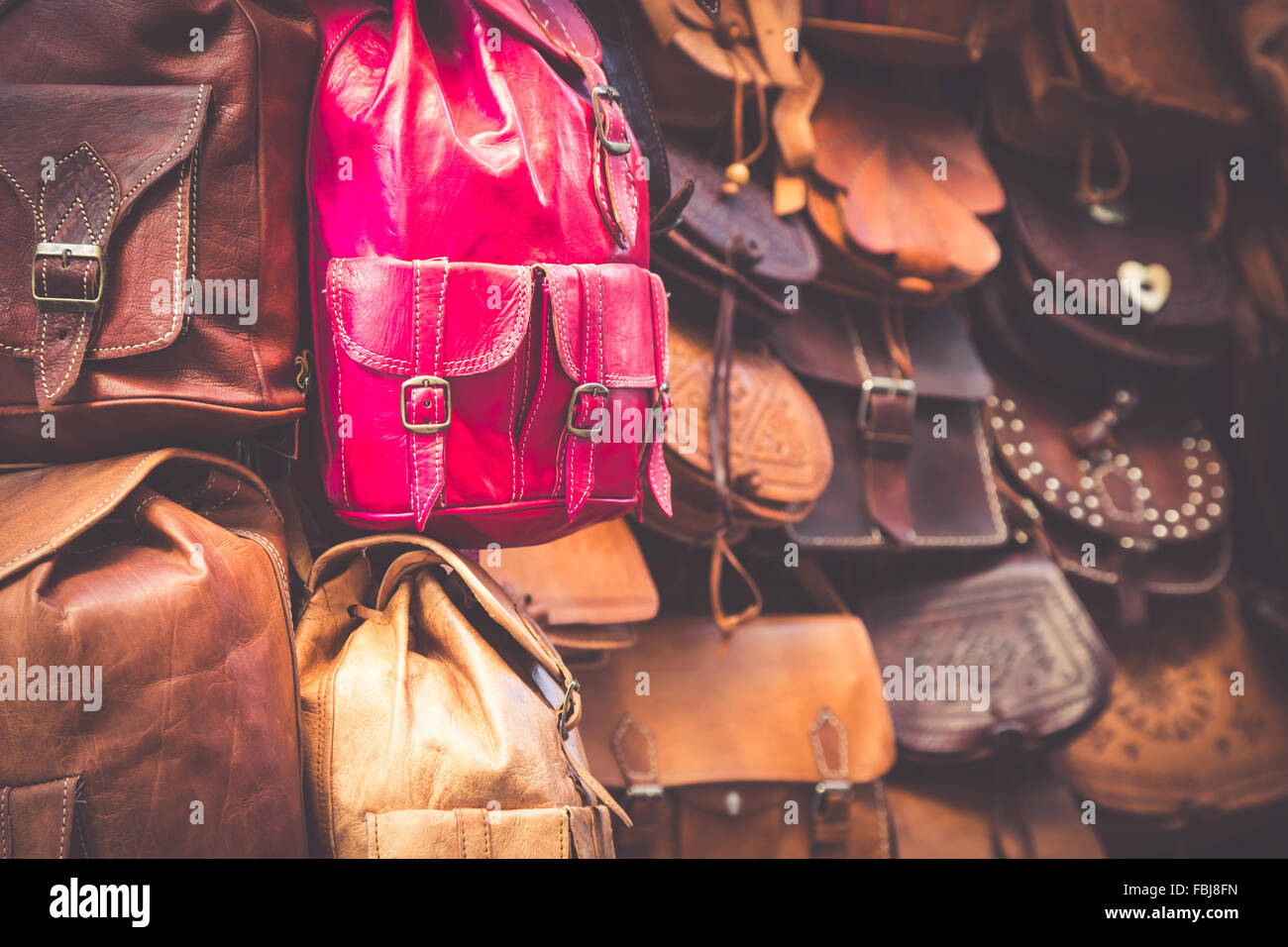 Limo Mancha director Bolsos de cuero marroquí en una fila en el mercado al aire libre Fotografía  de stock - Alamy