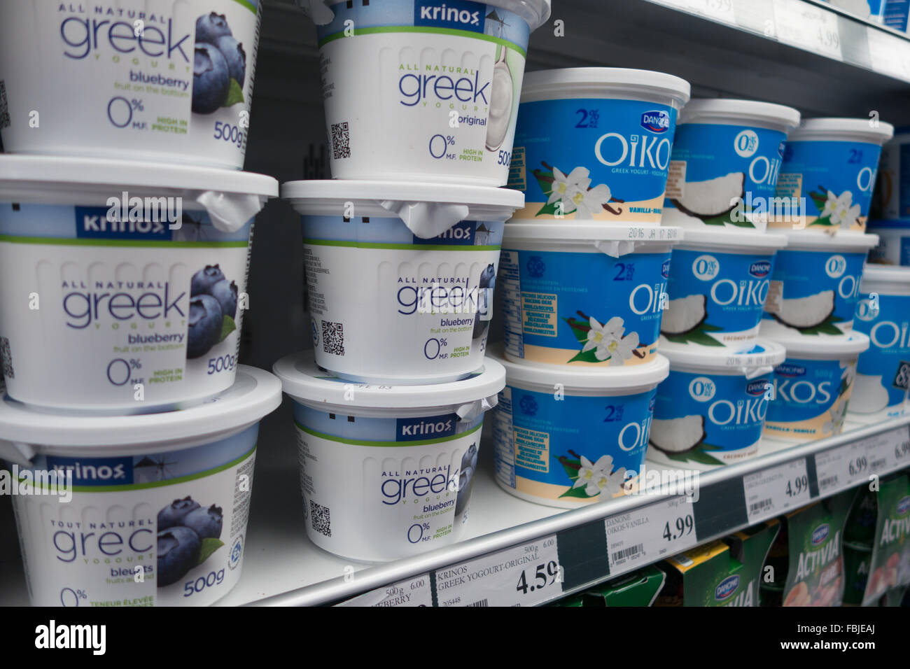 Yogur griego supermercado Foto de stock