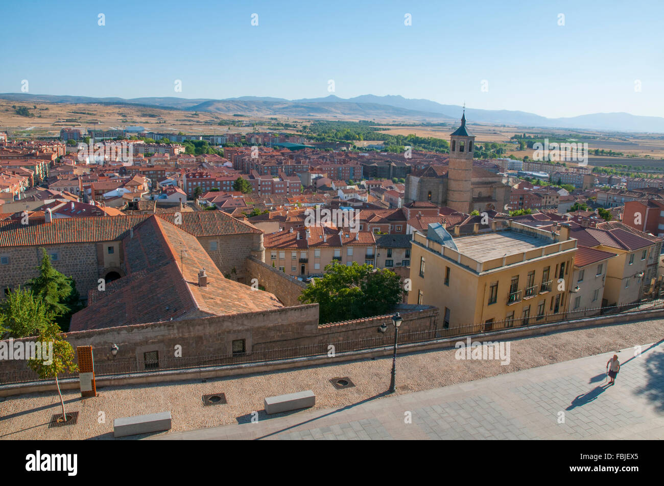 Vista desde las murallas de la ciudad. Paseo del Rastro, Ávila, Castilla y León, España. Foto de stock