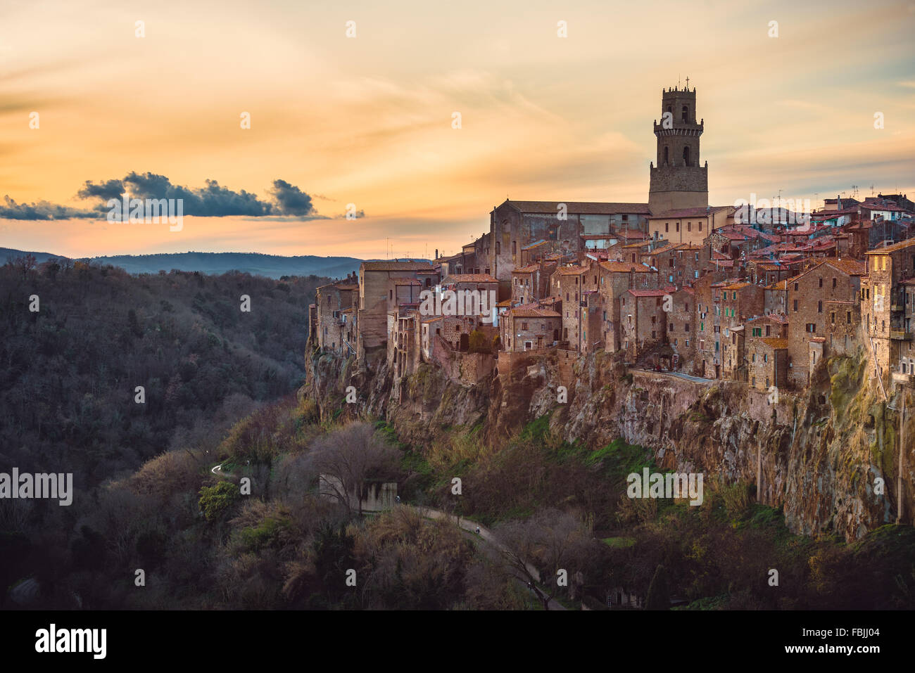 Panorama de la ciudad medieval de etrusco en Toscana, Pitigliano. Foto de stock