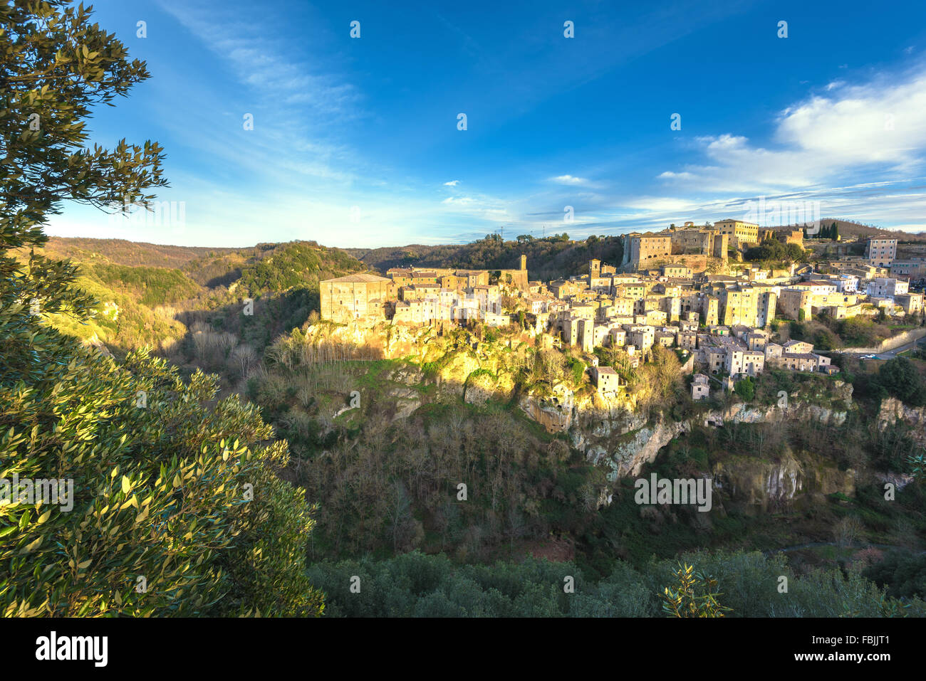 Edificios medievales en ciudad etrusca, Sorano. Foto de stock