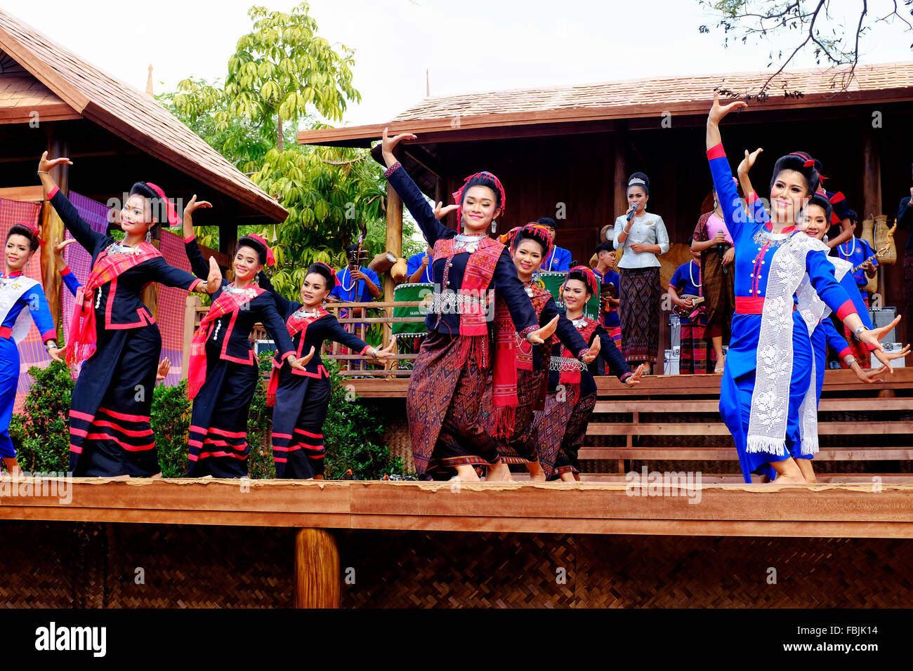 Bailarines en el tradicional vestido de Isan, Bangkok Thailand Foto de stock