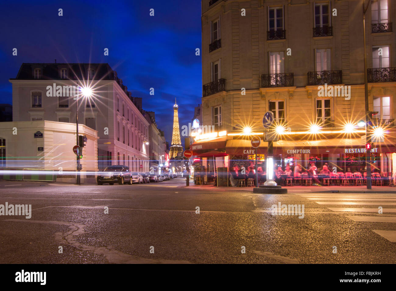 Una vista de la calle la noche de París, Torre Eiffel Foto de stock