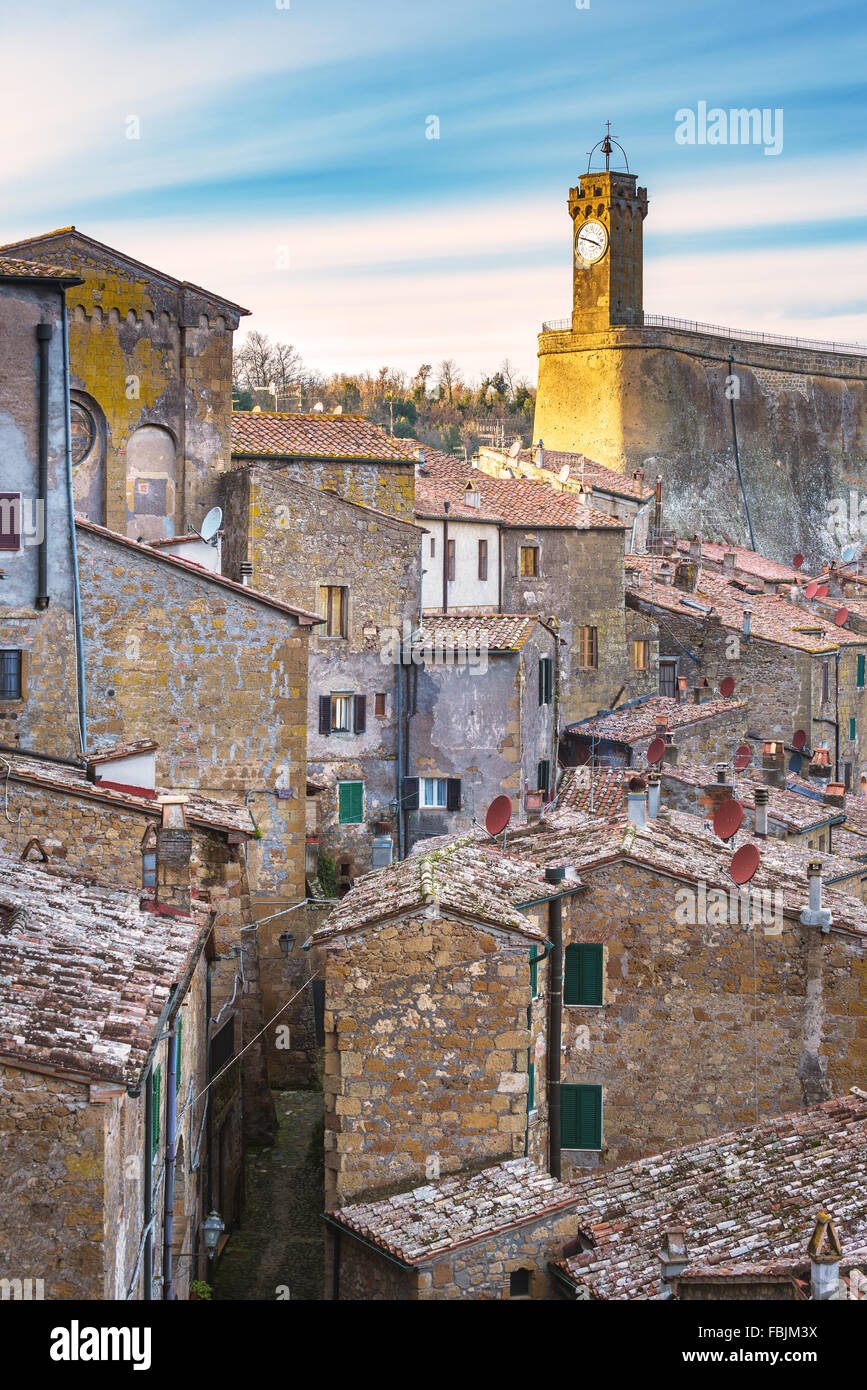 Edificios medievales en ciudad etrusca, Sorano. Foto de stock