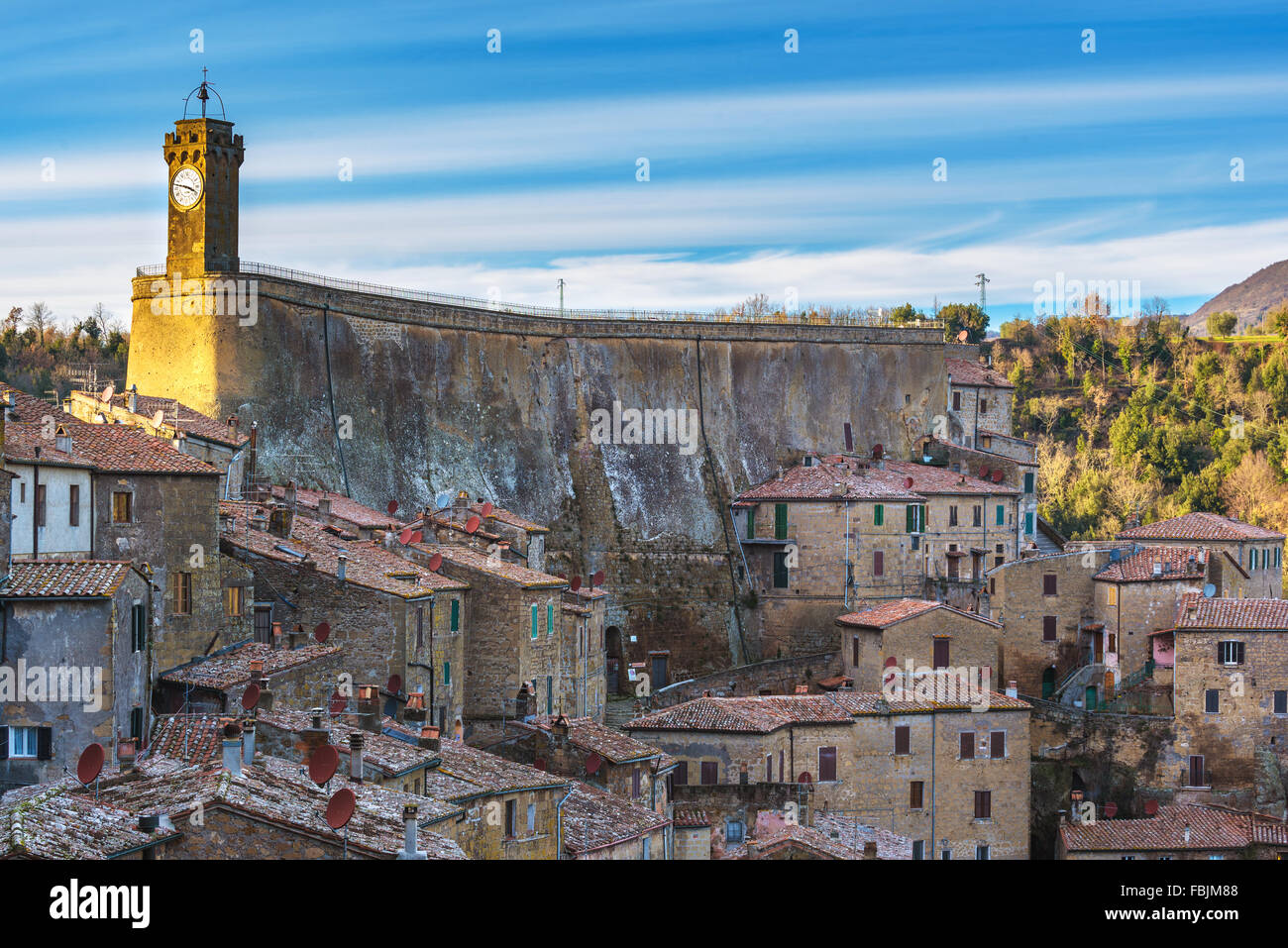 Edificios medievales en ciudad etrusca, Sorano. Foto de stock