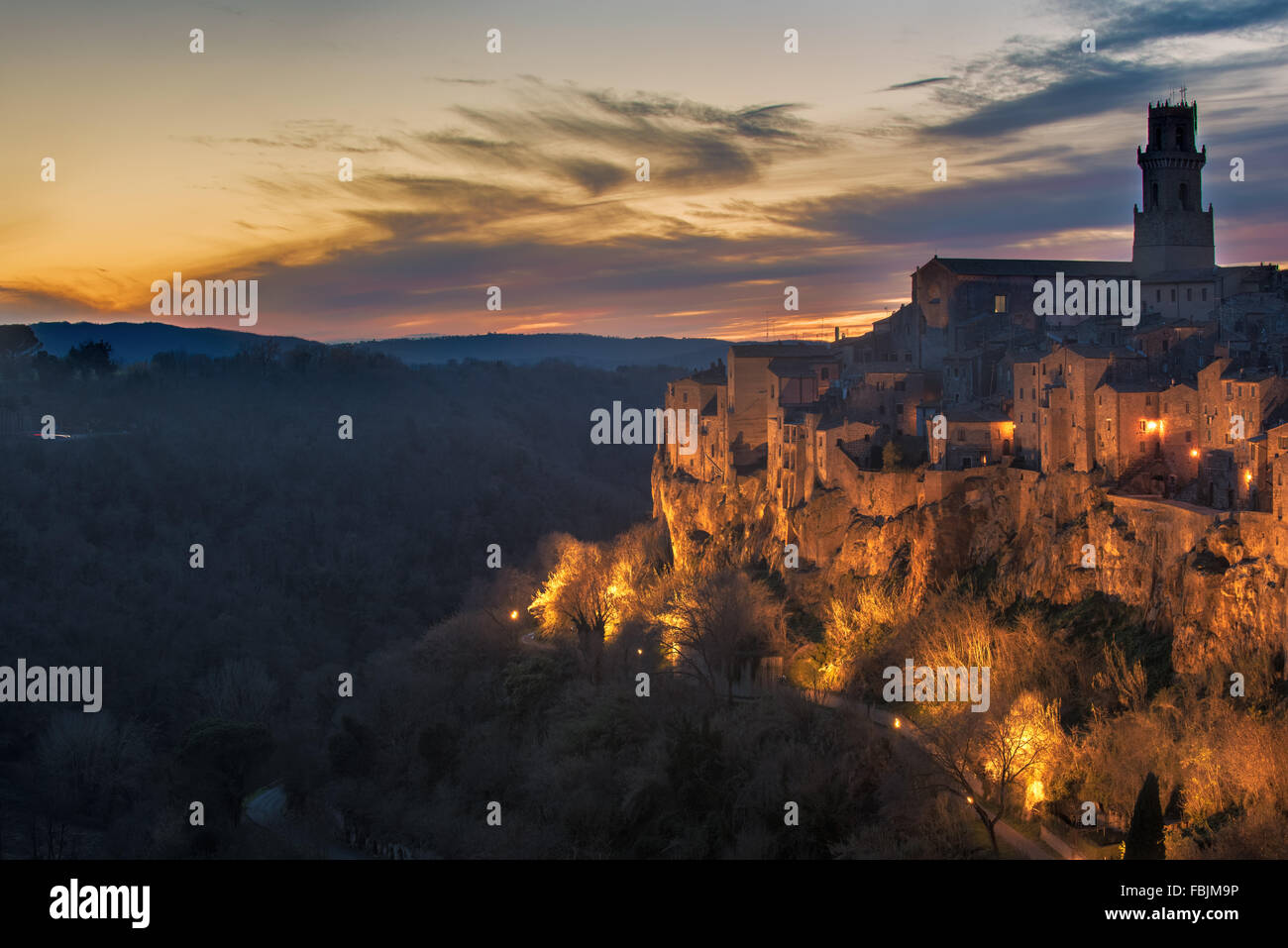 Panorama de la ciudad medieval de etrusco en Toscana, Pitigliano. Foto de stock