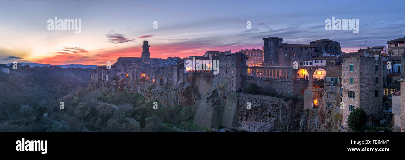 Panorama de la ciudad medieval de etrusco en Toscana, Pitigliano. Foto de stock