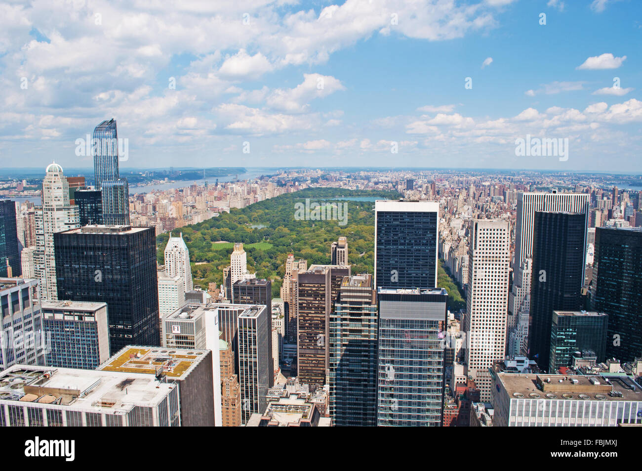 Nueva York, EE.UU.: el horizonte de Manhattan con sus rascacielos y el Parque Central visto desde la cima de la roca, la plataforma de observación del Rockefeller Center Foto de stock