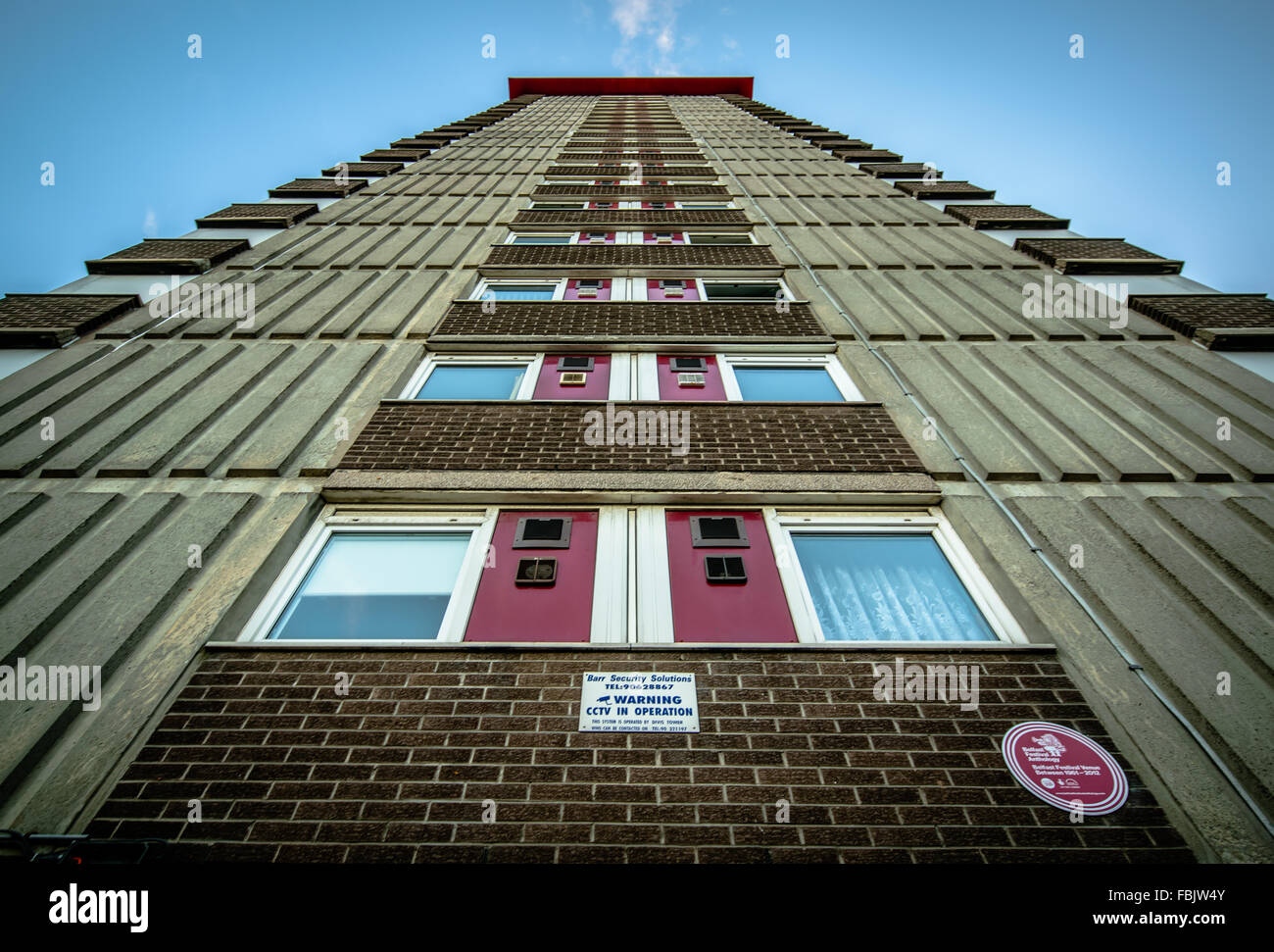 Foto vertical de la urbanización de Torre Gran Divis al pie de Belfast del área de Falls Road. Foto de stock