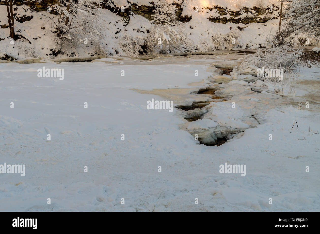 Frozen River Keila, Estonia en invierno frío Foto de stock