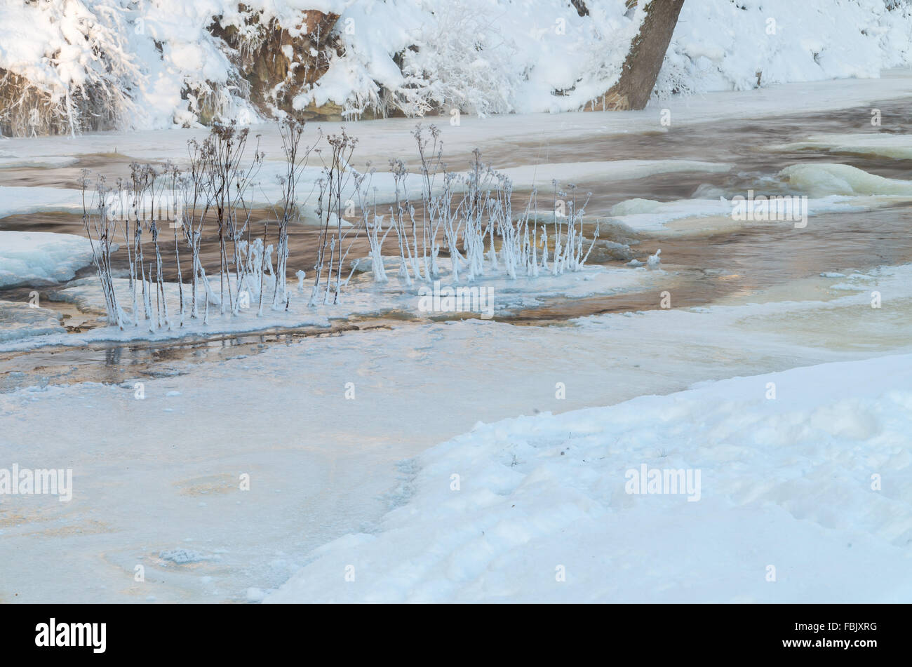 Frozen River Keila, Estonia en invierno frío Foto de stock