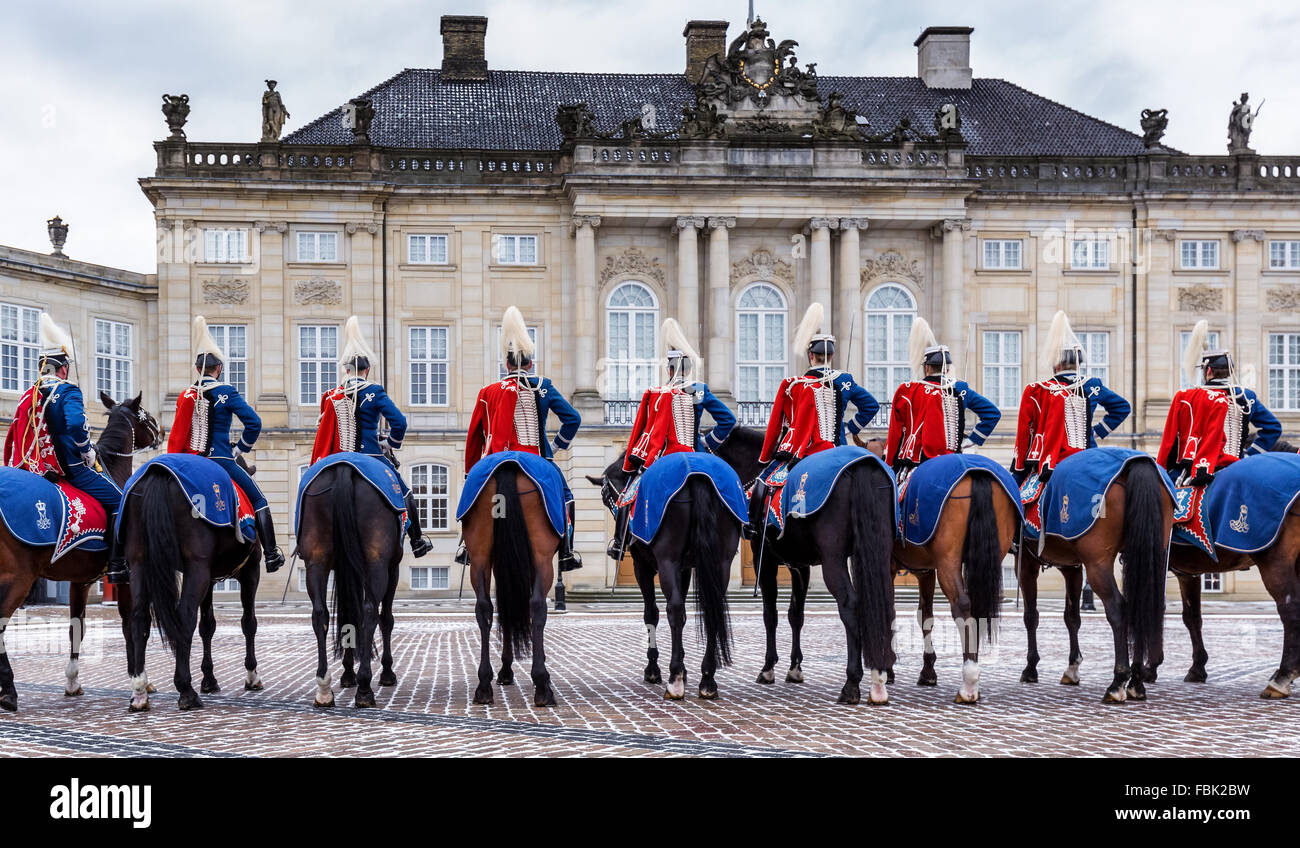 Los soldados de la guardia del Regimiento de Hussar frente al Real Palacio de Amalienborg, Amalienborg, Copenhague, Dinamarca Foto de stock